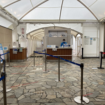 入場時の検温を実施中