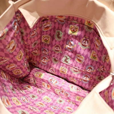 外見はシンプルだけど、中の裏地はパープルでキュート