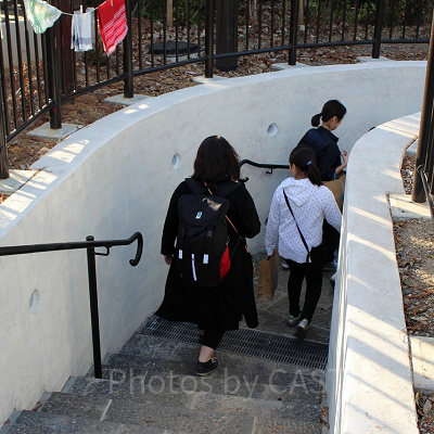 地下室へは外から階段で入ります