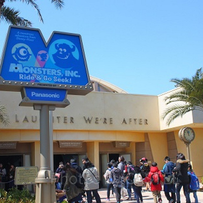 マイクとサリーの青い看板が入り口です