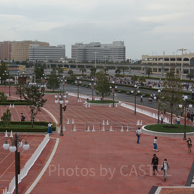 右後方の人だかりが8:00入園組