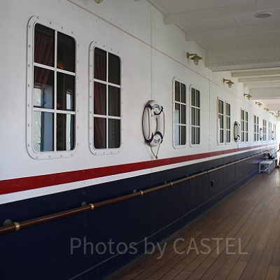 ディズニーシー側のデッキ。日中でも人は少なめ。