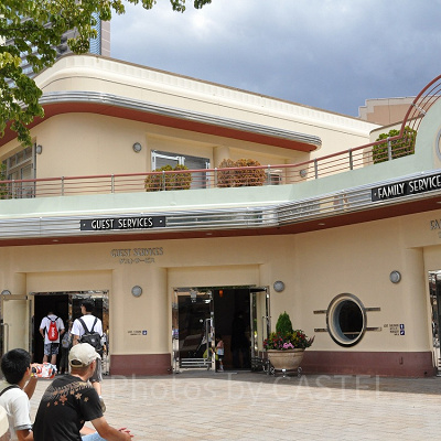 左側のドアが「ゲストサービス」の入り口