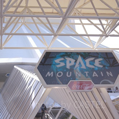 ２階部分に上がるエスカレーターは、登るにつれてわくわくしますよね。