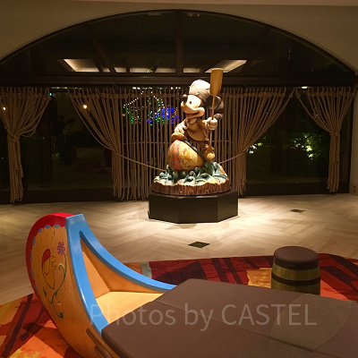 セレブレーションホテルのエントランスに入ってまず目に入る、おおきなミッキーのオブジェ