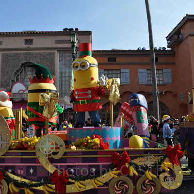 ミニオンたちを乗せたフロートもクリスマス・デコレーションで飾られています