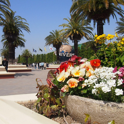 ユニバエントランス前の地球儀
