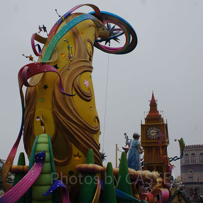 ピーターパンとウェンディが手を繋いでフライするところが見どころ