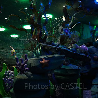 プレイグラウンド内部の様子。手の込んだ空間は映画の世界。