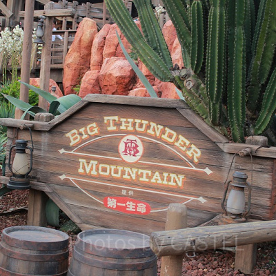 ランタンが下げられており、西部開拓時代を思わせる雰囲気ですね。