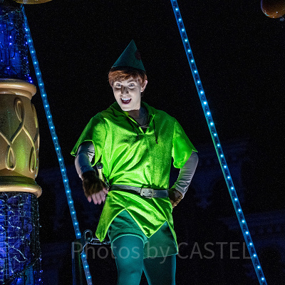 ラストにはティンクの粉を浴びた美しく輝く海賊船が