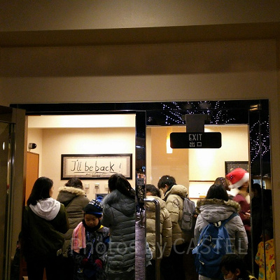 ゲストサービスに飾られた「I'll be back！」の文字