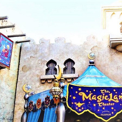 マジックランプシアターは、シアタータイプのアトラクション