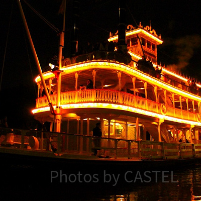 マークトウェイン号も美しい夜のライトアップ