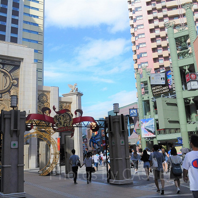 ザ パークフロントホテル アット ユニバーサル・スタジオ・ジャパン入り口（左の建物）