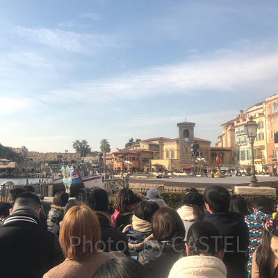 平日でもパーク内は大混雑です。