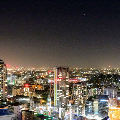 赤いランプが航空障害灯