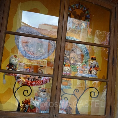 ショーウィンドウの中も、プロップスだらけ！