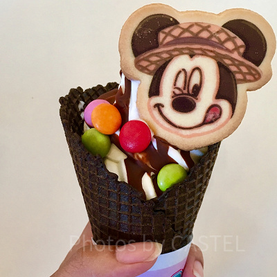 ミッキーのクッキーがかわいいソフトクリームはインスタ映え！