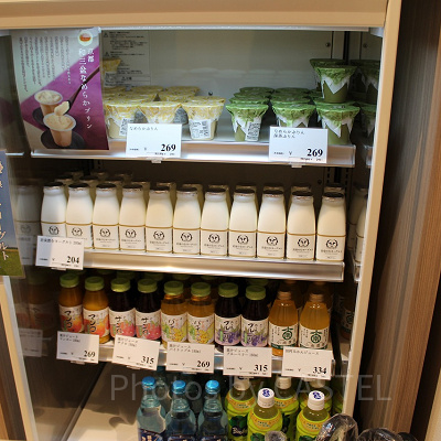 売店ではこだわりの飲み物やデザートも販売