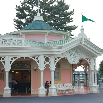 宅配センターの壁が「Pink Wall」