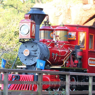 赤い車体がトレードマークのウエスタン・リバー鉄道