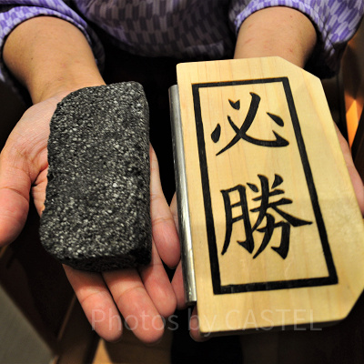 藤の花の食事処　会計後に鳴らしてくれる火打石