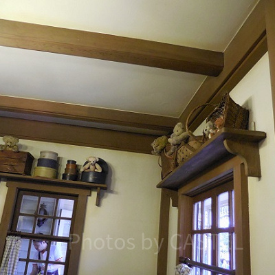 ベビーカー置き場のそばには、たくさんのテディベアが。