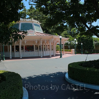 団体受付のすぐ隣にプロムナードギフトがあります。