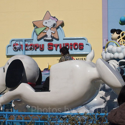 フライングスヌーピーの後ろにショップがあります！