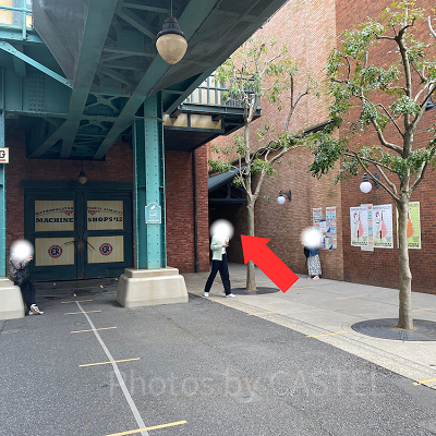 この奥に喫煙所があります