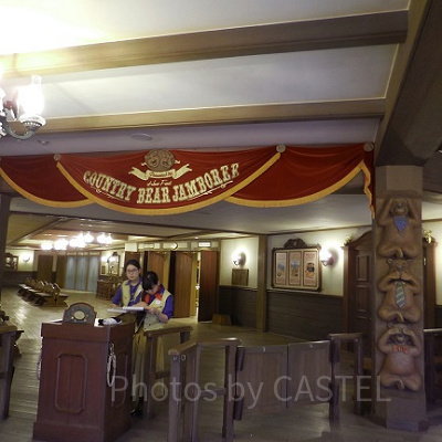 ゲートを通って右側にもポスターがあります。