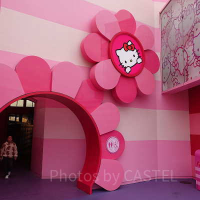 ユニバ(USJ)のトイレ：ハローキティのカップケーキショップ奥のトイレ