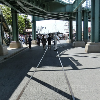 アメリカンウォーターフロント駅の前の線路
