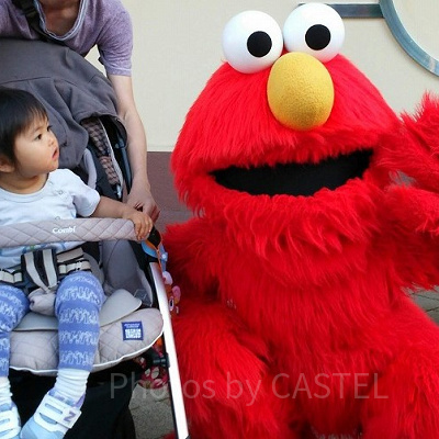 USJでベビーカーに乗ってエルモとツーショット