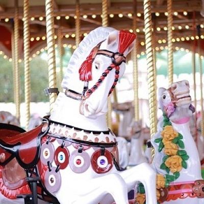 個性あふれる装飾を施された馬たちがみなさんを待っています。