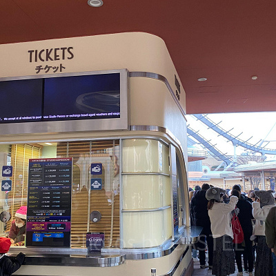 ユニバのチケットブース（左）とオープンを待つ列（右）