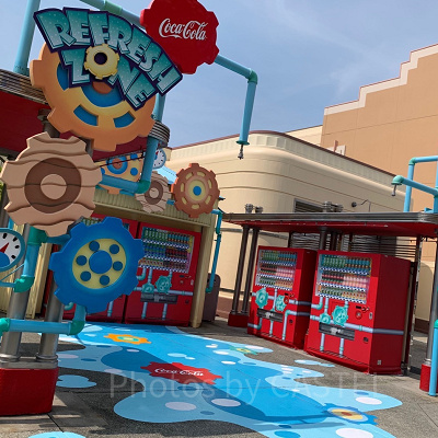 プレイング・ウィズおさるのジョージ前の自動販売機