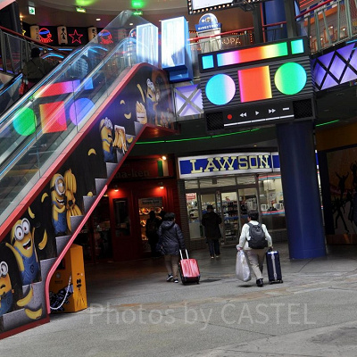 ユニバーサルシティウォークはコンビニでやドラッグストア、レストランなどが集まる複合施設