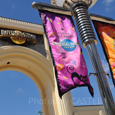 ユニバのコロシアムアーチとハロウィンフラッグ（2020年）