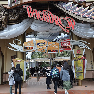 ハリウッド・ドリーム・ザ・ライド入口で案内するUSJクルー