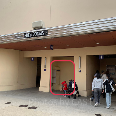  USJモバイルバッテリーレンタルサービス：マンハッタンシアター横のトイレ入口