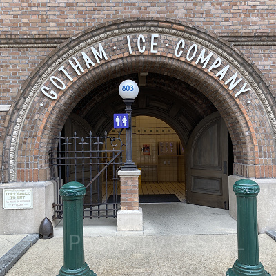 USJモバイルバッテリーレンタルサービス：ルイズN.Y.ピザパーラー横のトイレ入口