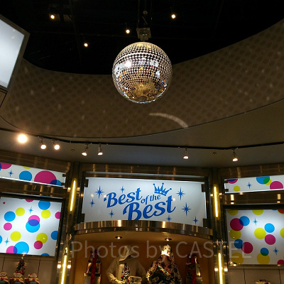 USJ「ユニバーサル・スタジオ・スーベニア」店内/ミラーボールがランキング商品を照らしている