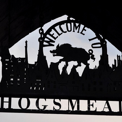 USJのハリー・ポッターエリア／ホグズミード村の看板