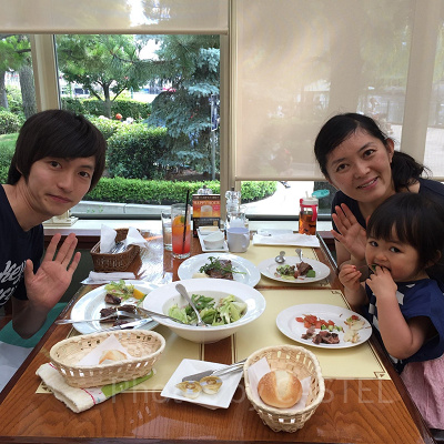 USJのレストランクルーはゲストのカメラで記念撮影のサービスをしてくれる（写真はパークサイド・グリル内）