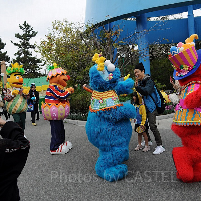 USJのワールド・ストリート・フェスティバル「ワンダーランド・シ－ズンズ・ジョイ」ダンスしながらゲストとハイタッチ