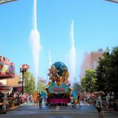 過去にUSJで開催された水かけパレードの様子