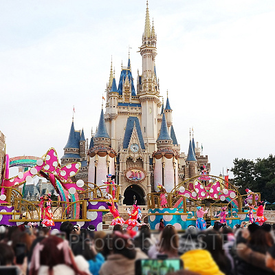 キャッスルフォアコートのプレミアアクセス対象エリア（前から9列目）から見たミニー＠ファンダーランド