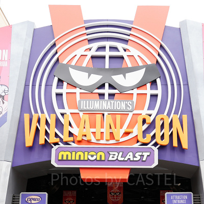 ヴィランコン・ミニオンブラストの大きなVの看板（写真はフロリダのもの）